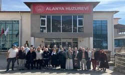 ALKU students visit a nursing home
