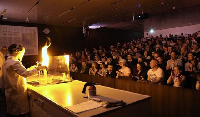 A Chemistry Show that Bangs - Long Night of Research