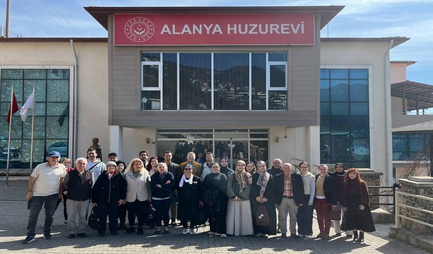 ALKU students visit a nursing home