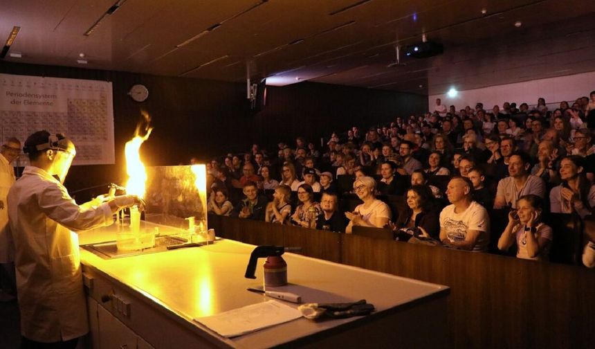 A Chemistry Show that Bangs - Long Night of Research